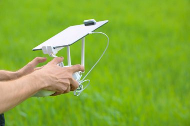 Modern işletim adam açık havada robot