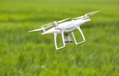 Modern quadcopter alanın üzerine uçan