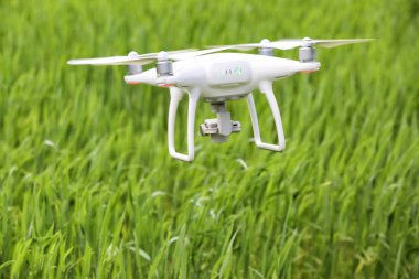 Modern quadcopter alanın üzerine uçan