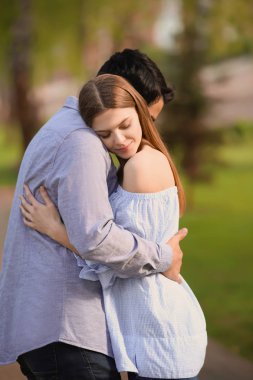 Park bahar gününde mutlu genç Çift