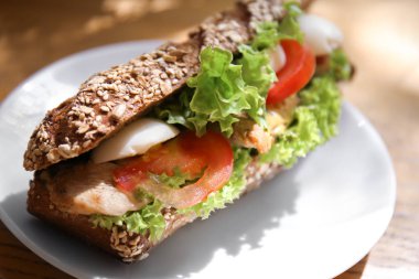 Masada lezzetli bir sandviç tabağı.
