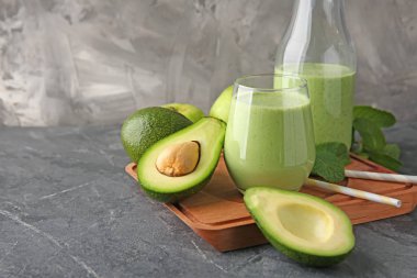 Gri zemin üzerine lezzetli avokado güler yüzlü ile kompozisyon