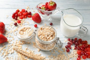 Yulaf ezmesi gevreği, süt ve ahşap masa üzerinde meyveleri ile kompozisyon