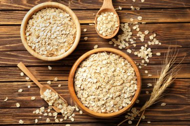 Yulaf ezmesi gevreği ahşap masa, üstten görünüm üzerinde ile kompozisyon