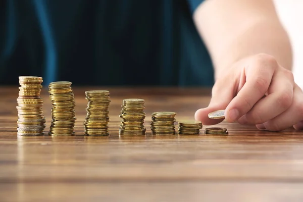 Hombre Apilando Monedas Mesa Concepto Ahorro — Foto de Stock