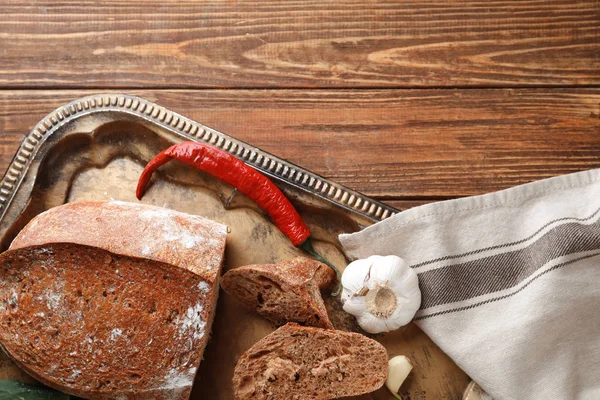 Ahşap arka plan üzerinde kompozisyon taze lezzetli ekmek