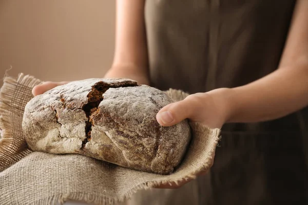 Женщина Разбивает Свежий Вкусный Хлеб Крупным Планом — стоковое фото