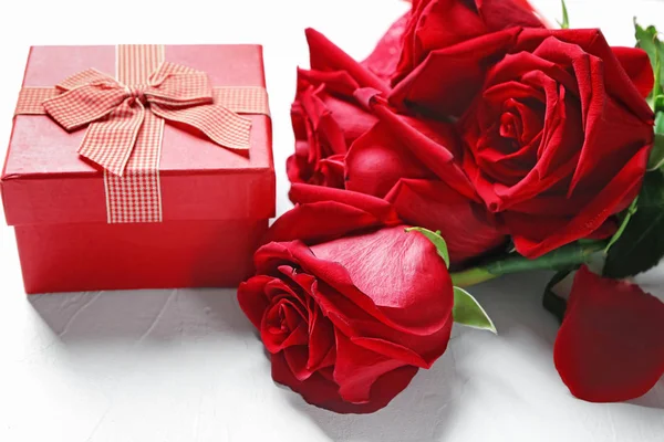 Caixa Presente Belas Rosas Fundo Branco — Fotografia de Stock