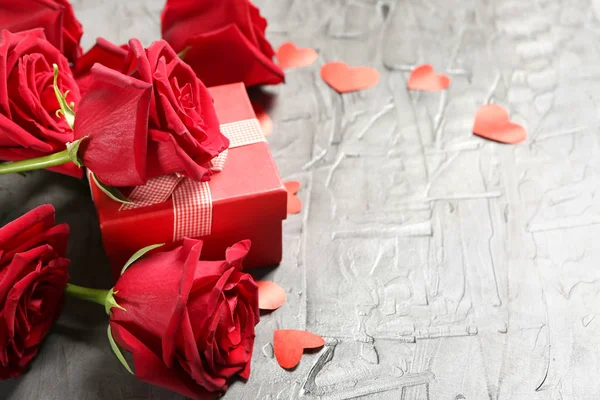 Όμορφα Τριαντάφυλλα Και Δώρο Κουτί Επάνω Ελαφρύς Υπόβαθρο — Φωτογραφία Αρχείου