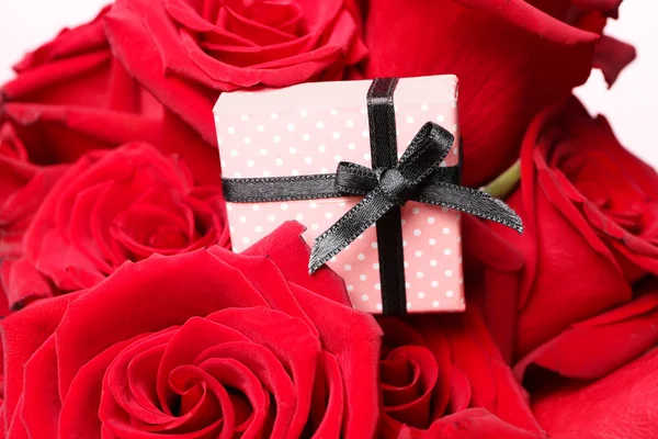 Hermosas Rosas Caja Regalo Primer Plano — Foto de Stock
