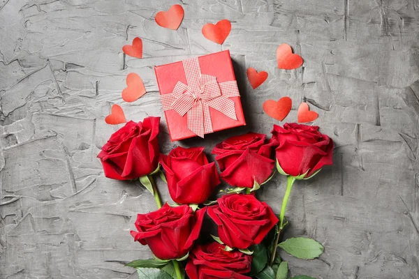 Gift Box Beautiful Roses Grey Background — Stock Photo, Image