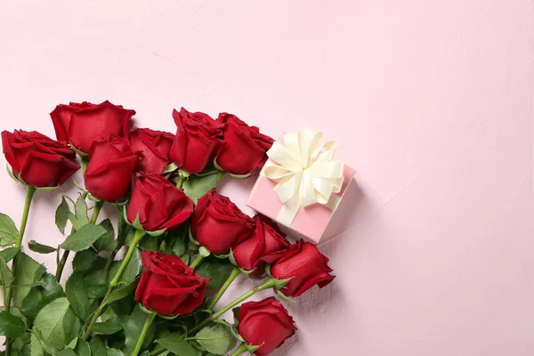 Schöne Rosen Und Geschenkbox Auf Hellem Hintergrund — Stockfoto