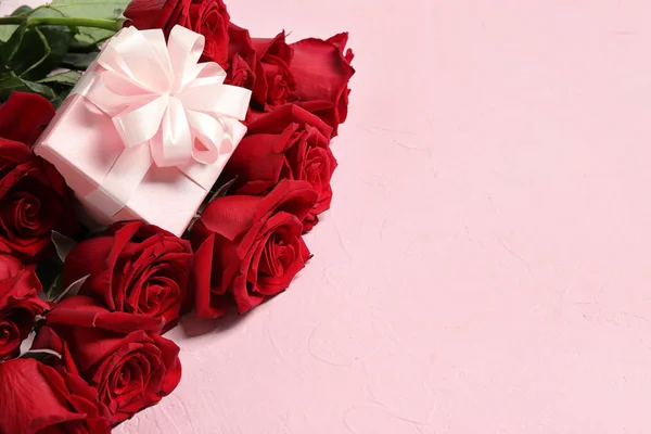 Красивые Розы Подарочная Коробка Светлом Фоне — стоковое фото