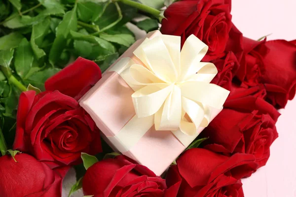 Bellissime Rose Scatola Regalo Sfondo Chiaro Primo Piano — Foto Stock