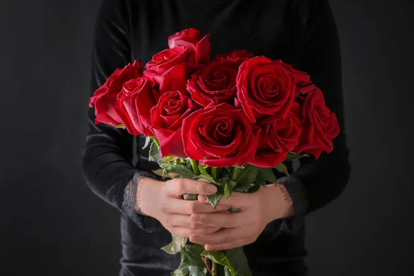 Γυναίκα Που Κρατά Όμορφα Τριαντάφυλλα Σκούρο Φόντο — Φωτογραφία Αρχείου