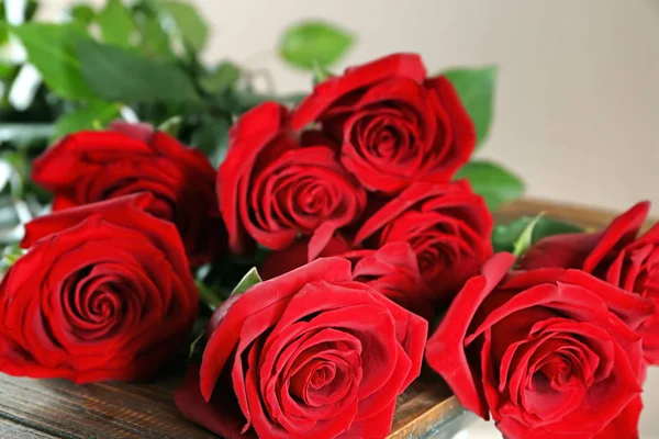Belles Roses Rouges Sur Table Gros Plan — Photo