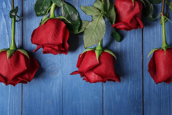 Belles Roses Rouges Sur Fond Bois Couleur — Photo