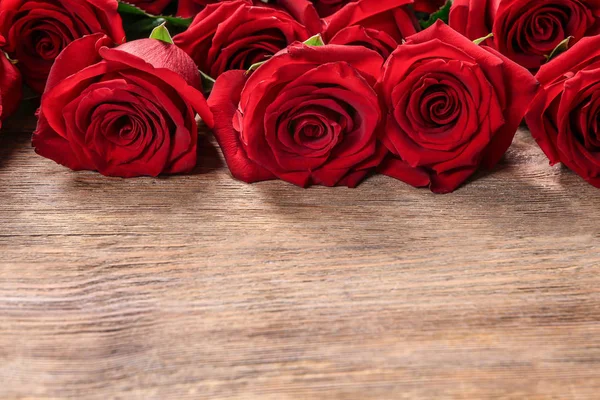 Belles Roses Rouges Sur Fond Bois — Photo