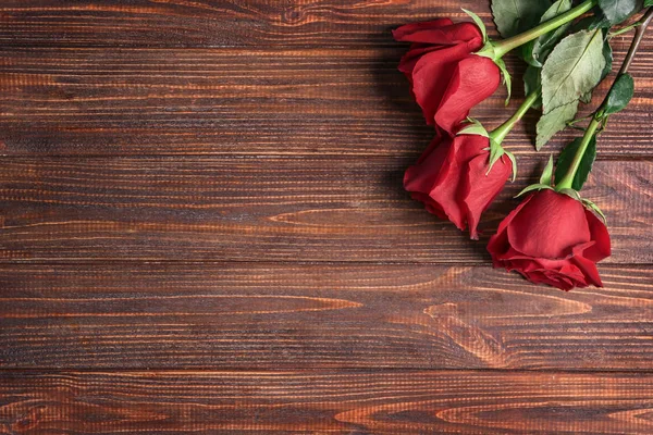 Bellissime Rose Rosse Sfondo Legno — Foto Stock