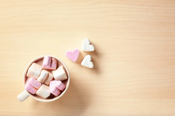 Cangkir Dengan Minuman Cokelat Panas Dan Marshmallow Atas Meja Tampilan — Stok Foto