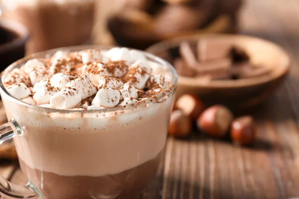 Kopp Med Varm Kakao Dryck Och Marshmallows Träbord Närbild — Stockfoto
