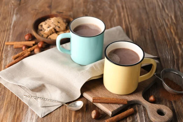 Tassen Mit Heißem Kakaogetränk Auf Holztisch — Stockfoto