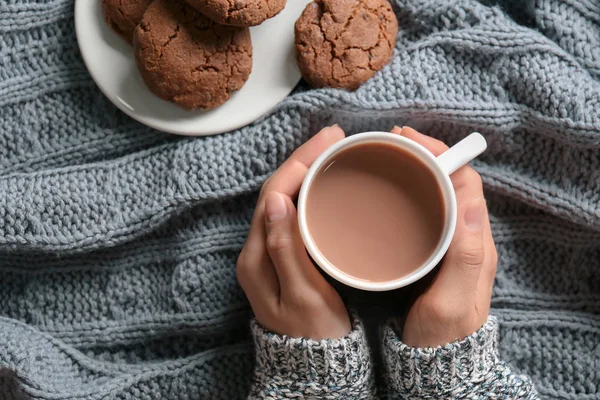 Jonge Vrouw Met Cup Van Warme Cacao Drank Lekkere Koekjes — Stockfoto