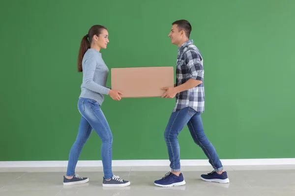 Jeune Couple Avec Boîte Près Mur Couleur Intérieur Déménagement Dans — Photo