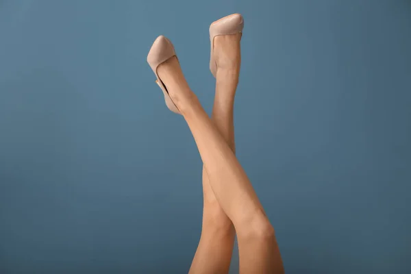 Renk Arka Plan Üzerinde Güzel Genç Kadının Bacakları — Stok fotoğraf