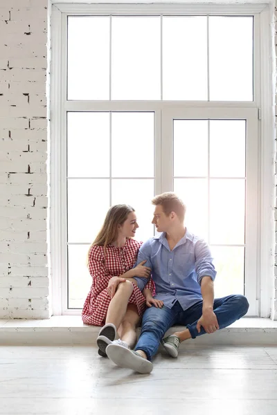 Feliz Joven Pareja Descansando Cerca Ventana Casa — Foto de Stock