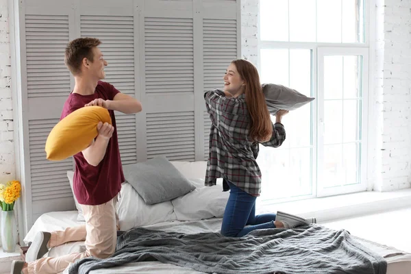 Счастливая Молодая Пара Мягкими Подушками Играющая Кровати Дома — стоковое фото