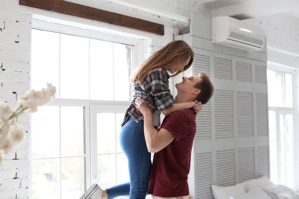 Feliz Pareja Joven Bailando Casa —  Fotos de Stock