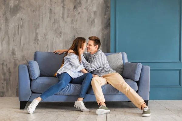 Emocional Pareja Joven Sofá Casa —  Fotos de Stock