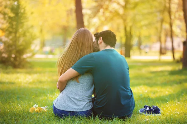 Glückliches Junges Paar Ruht Sich Frühlingstag Grünen Park Aus — Stockfoto