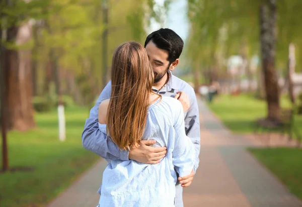 快乐的年轻夫妇 在春日公园 — 图库照片