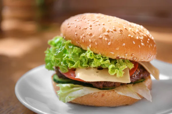 Płyta Smaczne Cheeseburger Stole — Zdjęcie stockowe