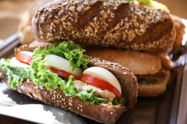 Смачні Бутерброди Підносі — стокове фото