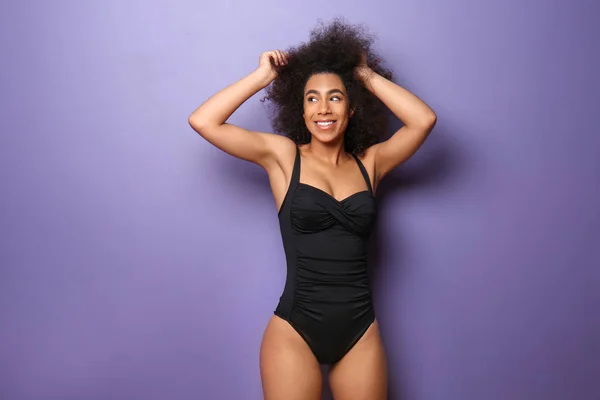 Krásná Afroameričanka Plavání Oblek Barvu Pozadí — Stock fotografie