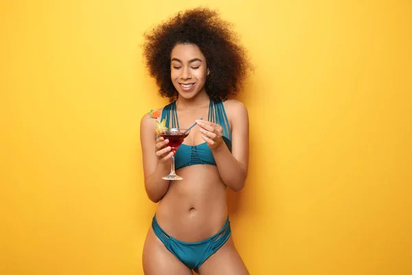 Hermosa Mujer Afroamericana Bikini Con Sabroso Cóctel Sobre Fondo Color —  Fotos de Stock