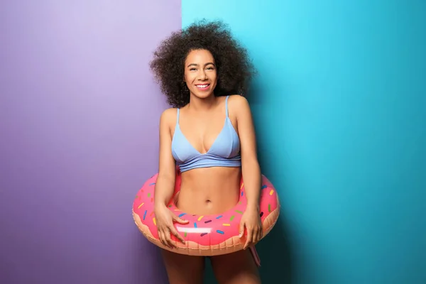Krásná Afroameričanka Plavkách Záchranným Kruhem Barvu Pozadí — Stock fotografie