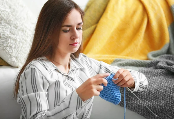 Young Woman Knitting Warm Sweater Home — Stock Photo, Image