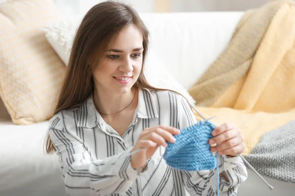 Young Woman Knitting Clothes Home — Stock Photo, Image