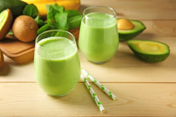 Gläser Leckerer Avocado Smoothie Auf Holztisch — Stockfoto