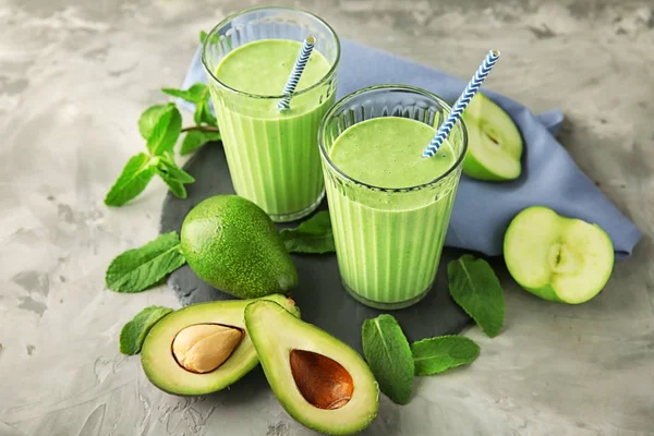 Glazen Lekkere Avocado Smoothie Ingrediënten Grijze Tafel — Stockfoto