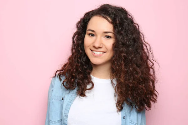 Jovem Mulher Bonita Fundo Cor — Fotografia de Stock