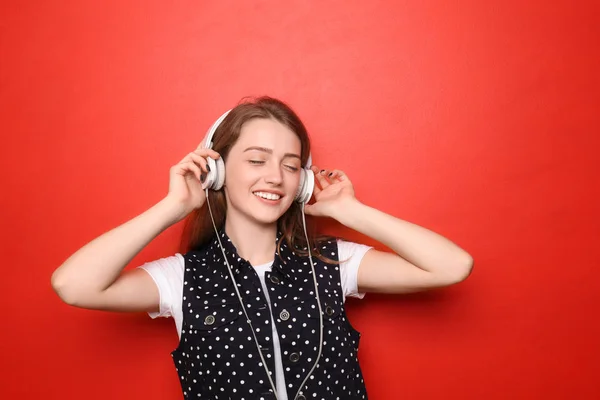 Retrato Bela Jovem Ouvindo Música Contra Fundo Cor — Fotografia de Stock