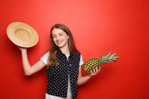 Retrato Una Hermosa Mujer Joven Con Piña Sombrero Color Fondo — Foto de Stock