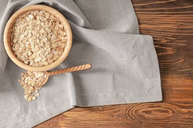 Kase ve kaşık yulaf ezmesi gevreği tablo ile