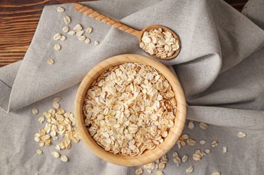 Kase ve kaşık yulaf ezmesi gevreği tablo ile