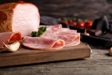 Ahşap masa, closeup lezzetli dilimlenmiş jambon ile kurulu